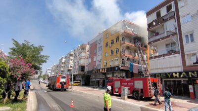 Antalya'nın Muratpaşa ilçesinde 5 katlı binada çıkan yangın itfaiye ekiplerince