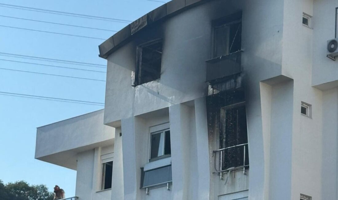 Antalya'da bir apartmanın üst katındaki dubleks dairede çıkan yangın, itfaiye