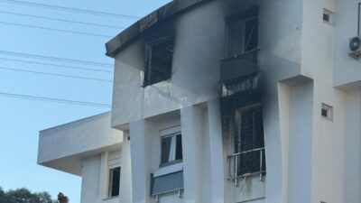Antalya'da bir apartmanın üst katındaki dubleks dairede çıkan yangın, itfaiye