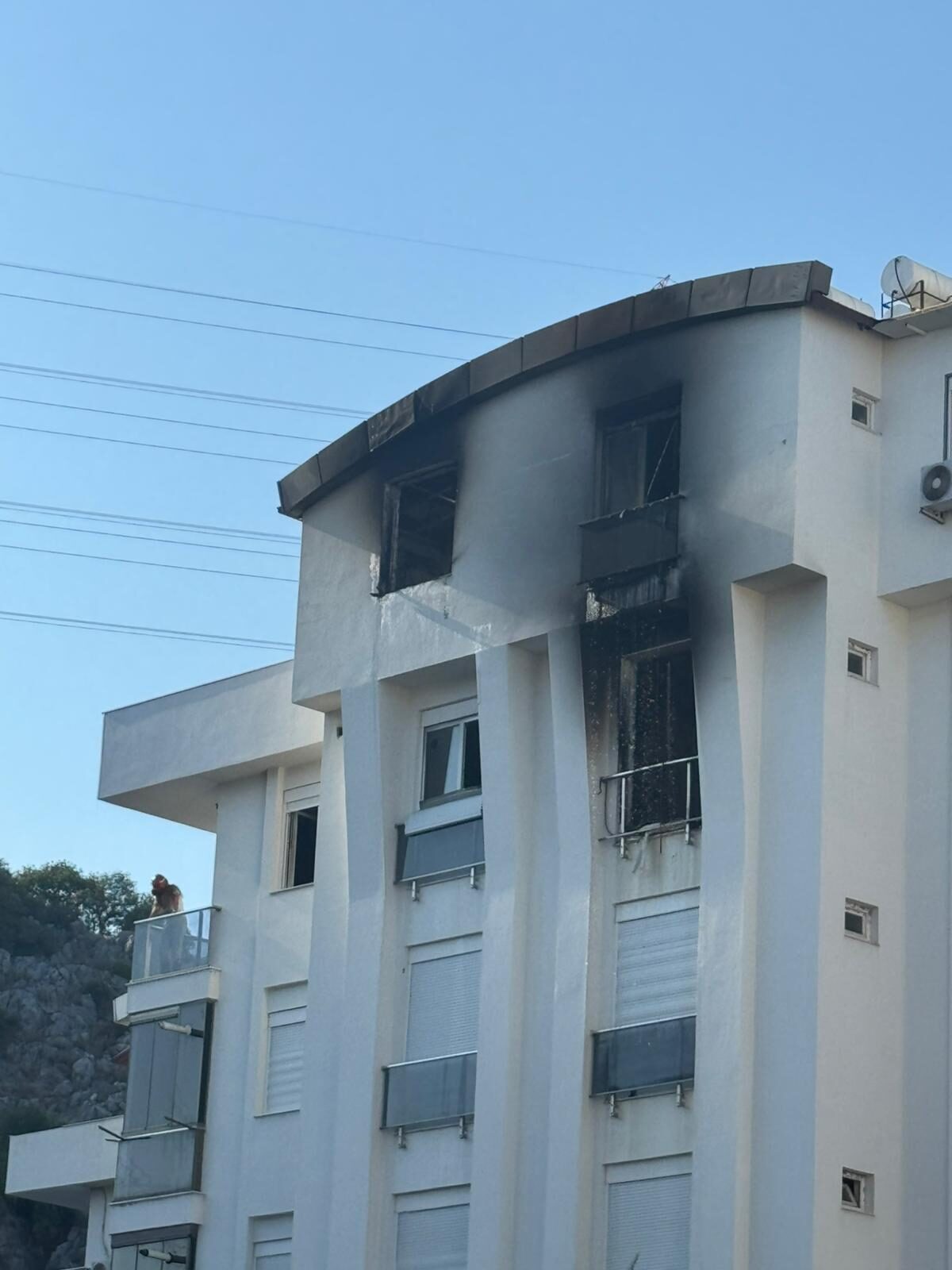 Antalya'da bir apartmanın üst katındaki dubleks dairede çıkan yangın, itfaiye