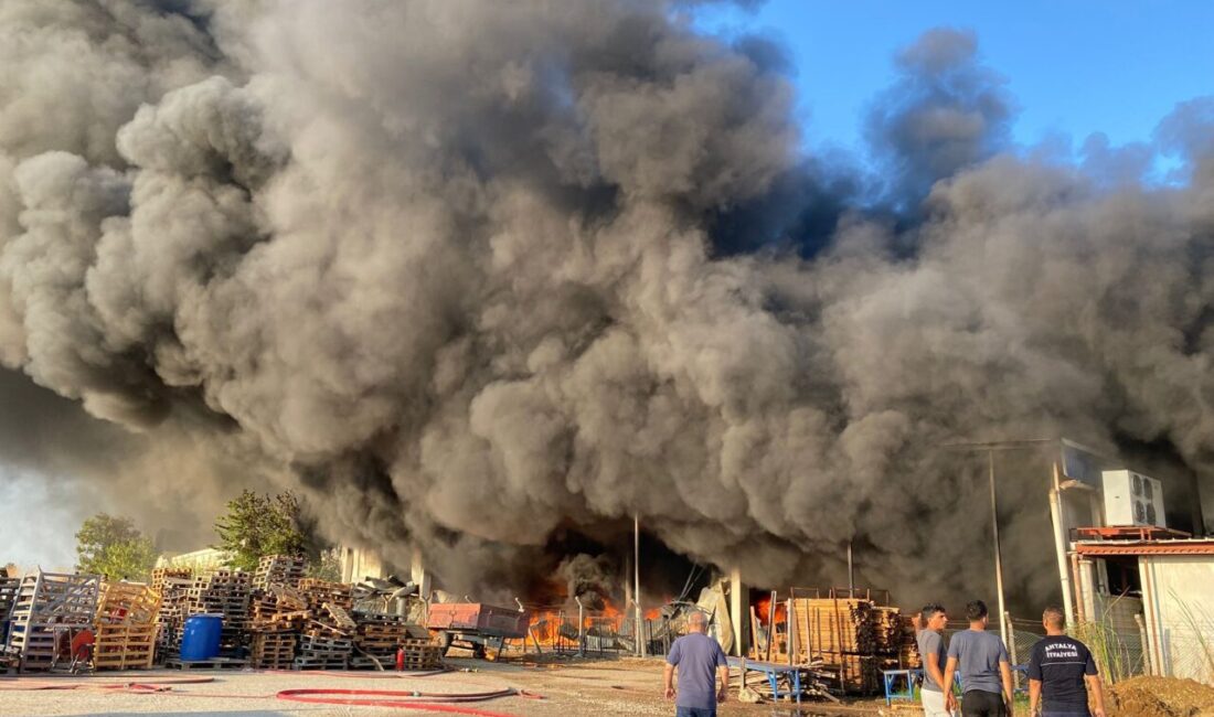 Antalya'nın Serik ilçesinde iki firmaya ait depolarda çıkan yangına itfaiye
