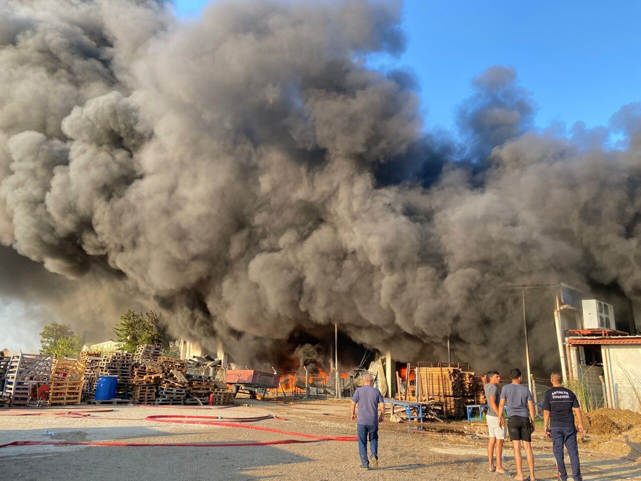 Antalya'nın Serik ilçesinde iki firmaya ait depolarda çıkan yangına itfaiye