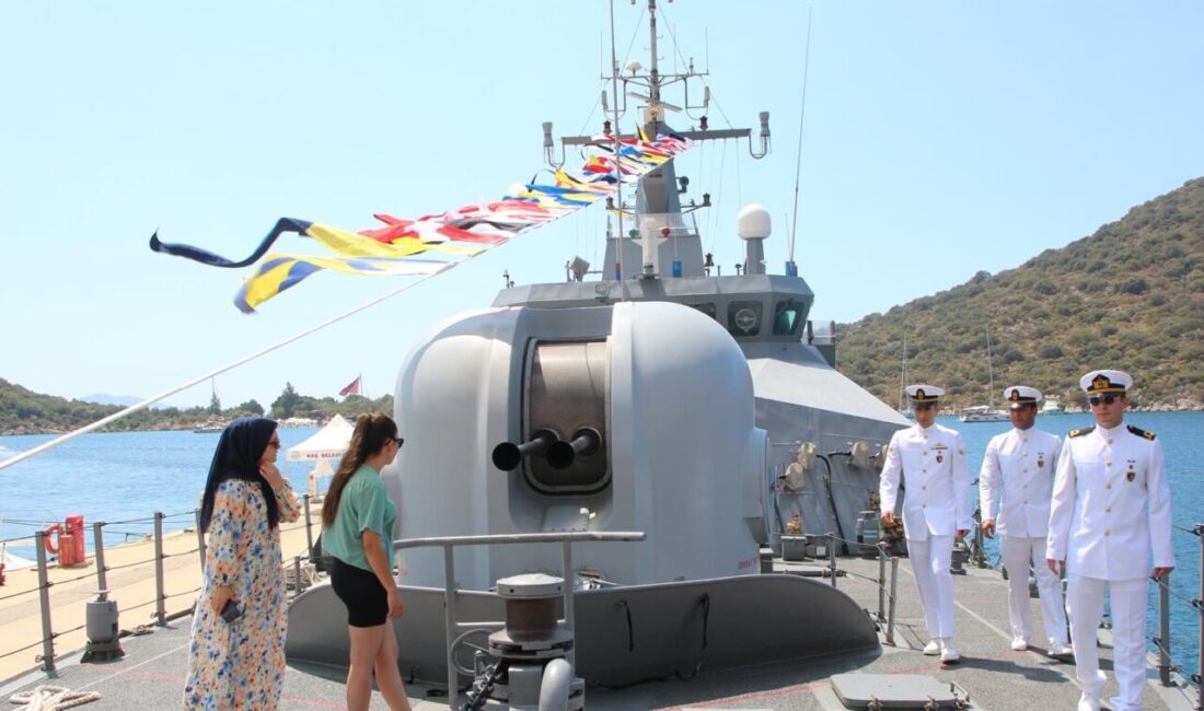 Antalya'nın Kaş ilçesine demirleyen TCG Kaş hücumbotu, 30 Ağustos Zafer