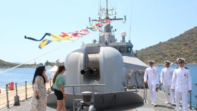 Antalya'nın Kaş ilçesine demirleyen TCG Kaş hücumbotu, 30 Ağustos Zafer