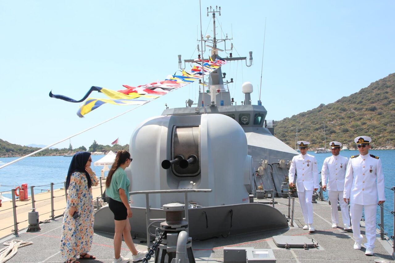 Antalya'nın Kaş ilçesine demirleyen TCG Kaş hücumbotu, 30 Ağustos Zafer