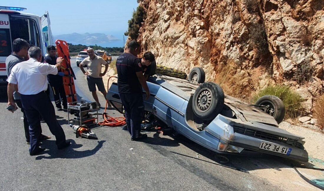  Antalya'nın Kaş ilçesinde trafik kazasında 2 kişi yaralandı.