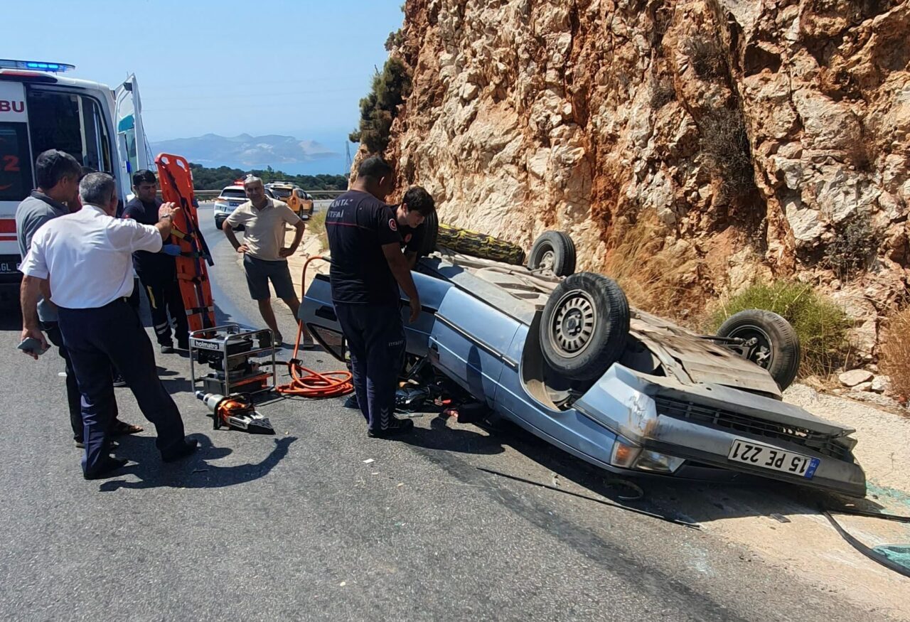  Antalya'nın Kaş ilçesinde trafik kazasında 2 kişi yaralandı.