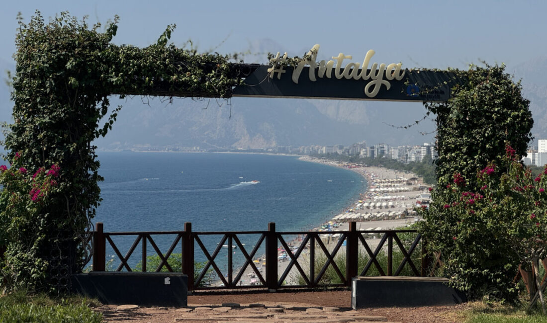  Antalya'da yüzde 76'ya ulaşan nemden ve yüksek sıcaklıktan bunalanlar sahilleri