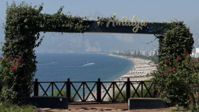 Antalya'da yüzde 76'ya ulaşan nemden ve yüksek sıcaklıktan bunalanlar sahilleri