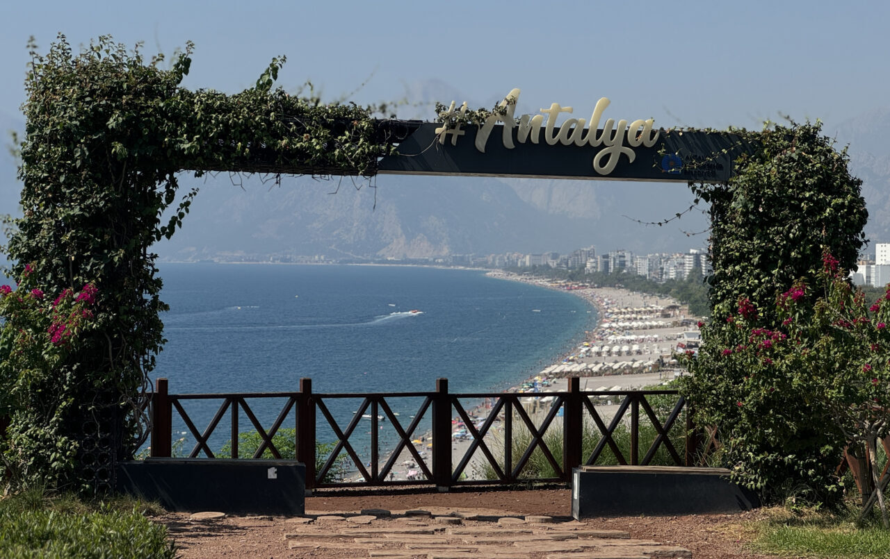  Antalya'da yüzde 76'ya ulaşan nemden ve yüksek sıcaklıktan bunalanlar sahilleri