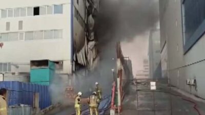 İstanbul'un ilçesi Arnavutköy'de 4 katlı fabrikada çıkan yangına itfaiye ekipleri