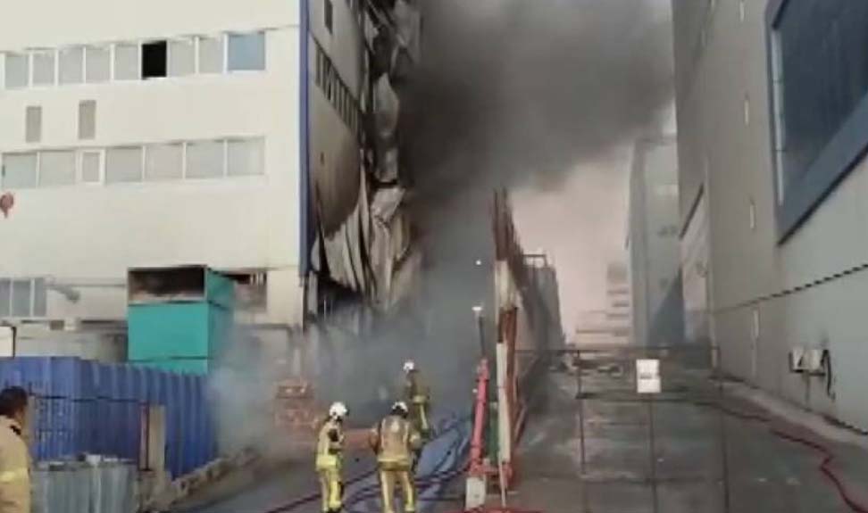 İstanbul'un ilçesi Arnavutköy'de 4 katlı fabrikada çıkan yangına itfaiye ekipleri