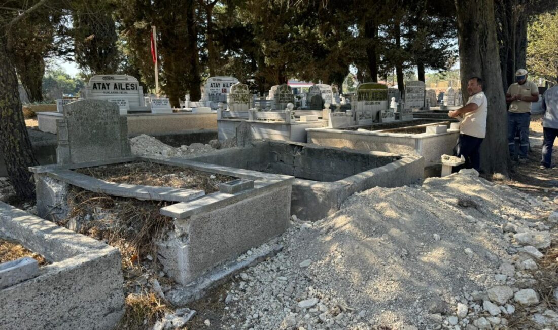 İstanbul Arnavutköy'deki bir kabristanlıkta bazı mezarlar define arayanlar tarafından kazıldı.