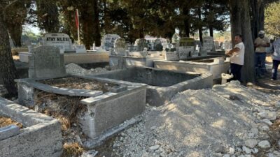 İstanbul Arnavutköy'deki bir kabristanlıkta bazı mezarlar define arayanlar tarafından kazıldı.