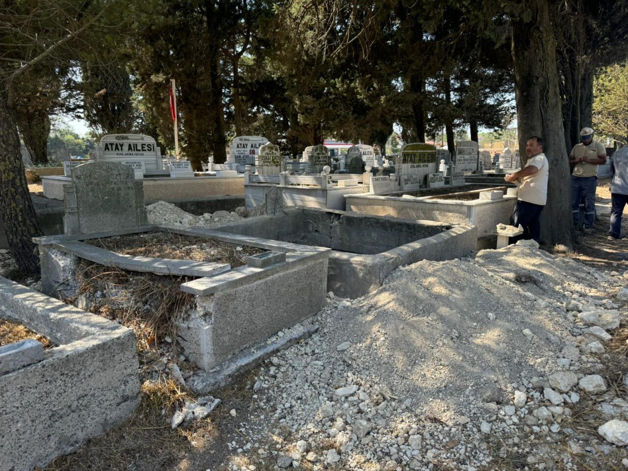 İstanbul Arnavutköy'deki bir kabristanlıkta bazı mezarlar define arayanlar tarafından kazıldı.