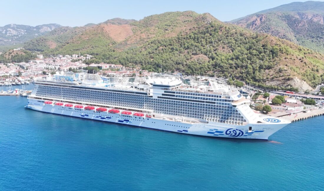  Muğla'nın Marmaris ilçesine gelen "Aroya" isimli kruvaziyer 2 bin 684