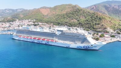  Muğla'nın Marmaris ilçesine gelen "Aroya" isimli kruvaziyer 2 bin 684