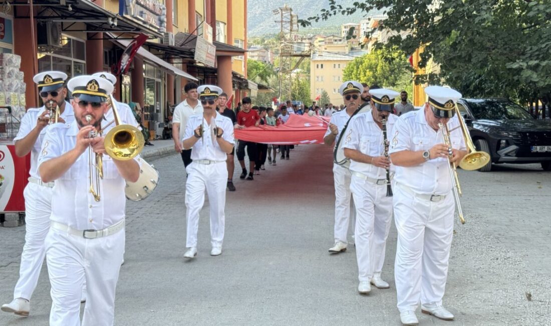 Artvin'de bu yıl dördüncüsü gerçekleştirilen "Ardanuç Kültür Sanat Festivali" kortej