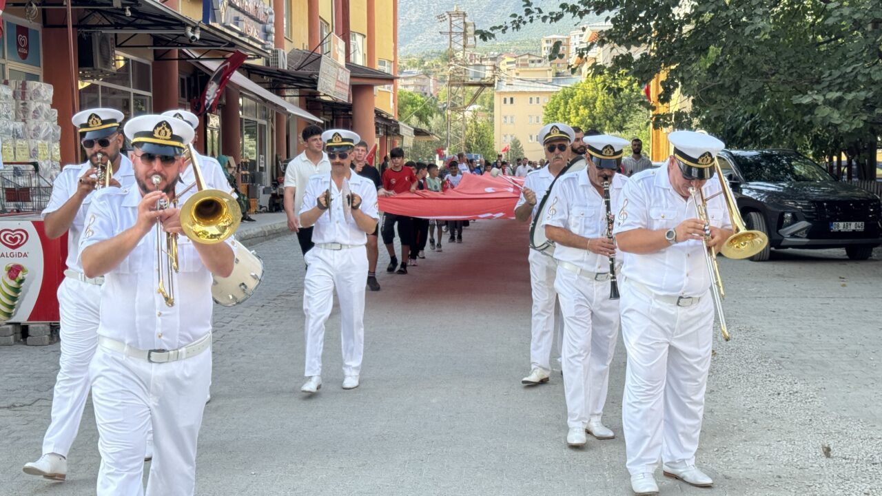 Artvin'de bu yıl dördüncüsü gerçekleştirilen "Ardanuç Kültür Sanat Festivali" kortej