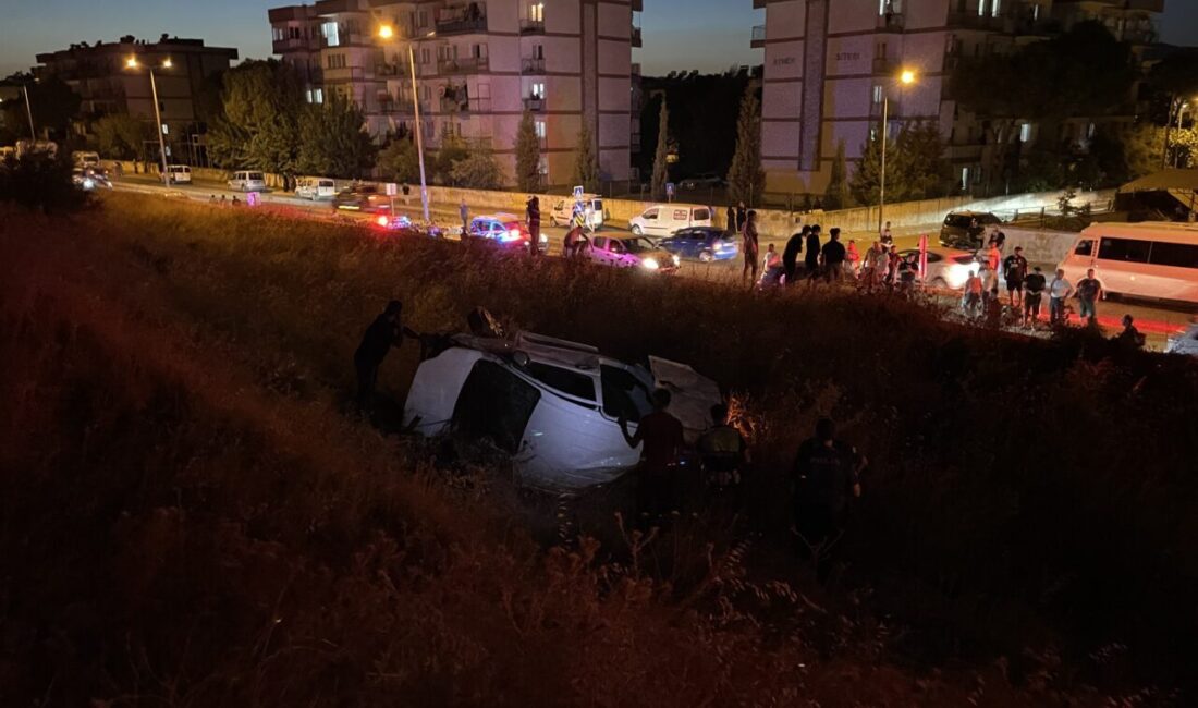 Aydın'ın Efeler ilçesinde uçuruma yuvarlanan otomobildeki 2 kişi yaralandı.
