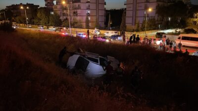 Aydın'ın Efeler ilçesinde uçuruma yuvarlanan otomobildeki 2 kişi yaralandı.