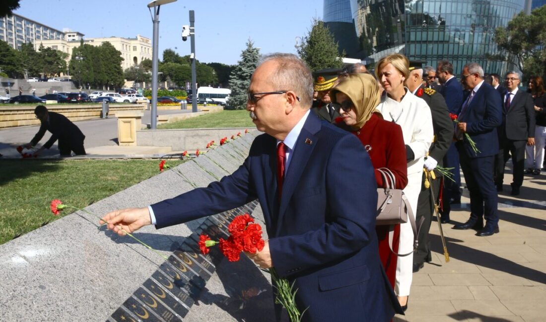  Azerbaycan'ın başkenti Bakü'deki Türk Şehitliği'nde 30 Ağustos Zafer Bayramı ve