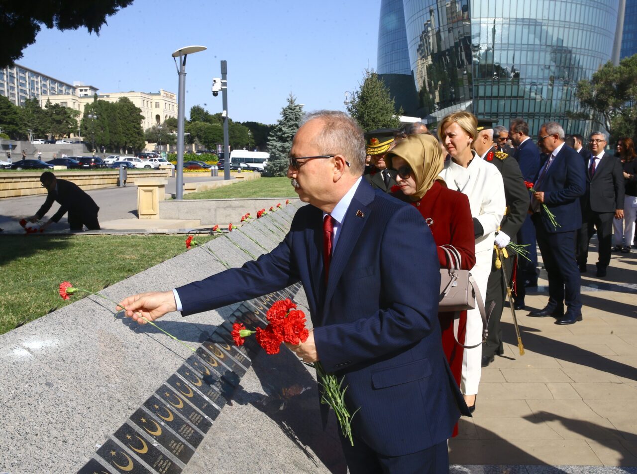  Azerbaycan'ın başkenti Bakü'deki Türk Şehitliği'nde 30 Ağustos Zafer Bayramı ve