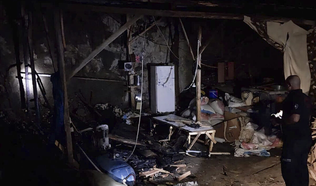 Balıkesir'in Sındırgı ilçesinde, bir marangoz atölyesinde çıkan yangın itfaiye ekiplerince