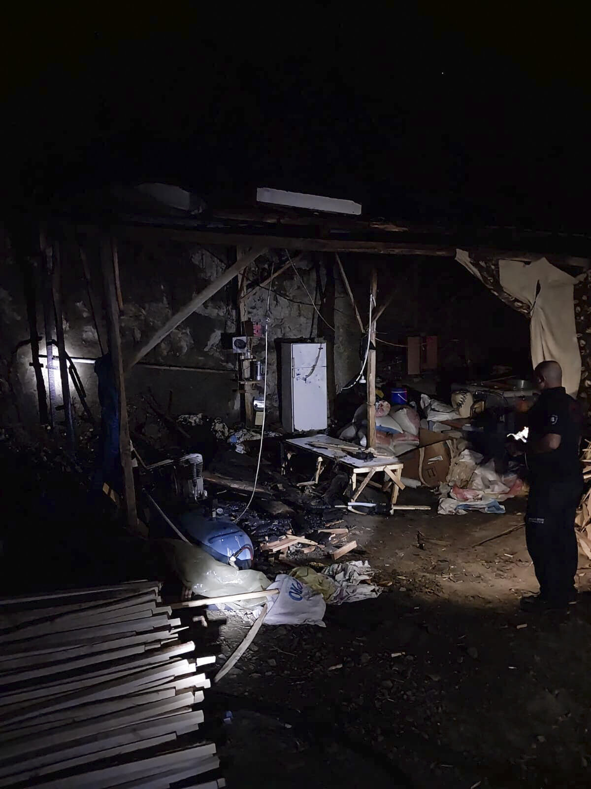 Balıkesir'in Sındırgı ilçesinde, bir marangoz atölyesinde çıkan yangın itfaiye ekiplerince