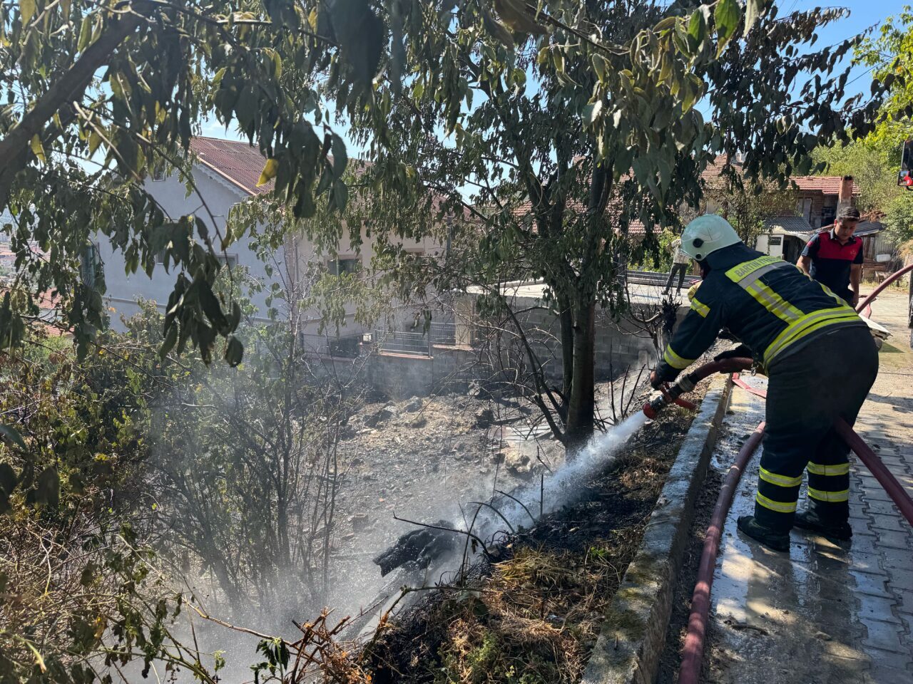 Bartın'da ağaçlık alanda çıkan yangın, ekiplerin müdahalesiyle söndürüldü.