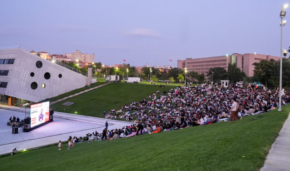 Başkent sakinleri, CSO Ada Ankara'da düzenlenen açık hava sineması etkinliğinde