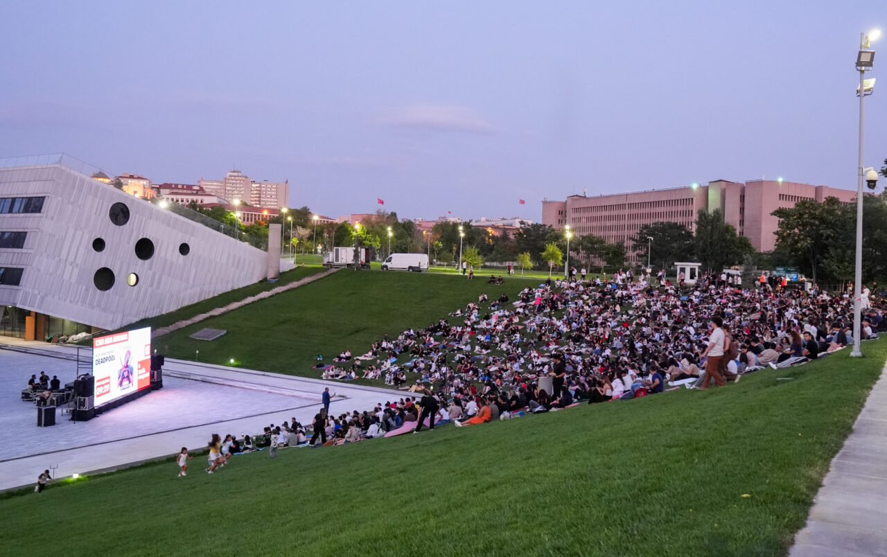 Başkent sakinleri, CSO Ada Ankara'da düzenlenen açık hava sineması etkinliğinde