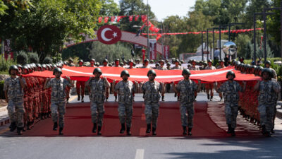 Ankara'da, Türkiye Büyük Millet Meclisi (TBMM) önünden Ulus'taki Birinci Meclis