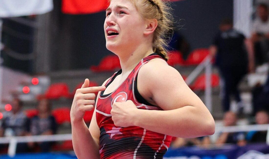 Milli güreşçi Beyza Nur Akkuş, Bulgaristan'da düzenlenen 20 Yaş Altı