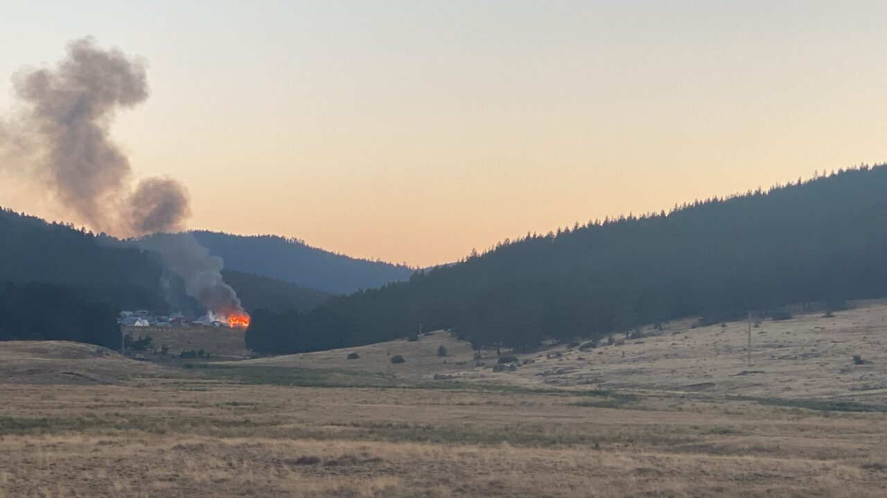 Bolu'nun Seben ilçesinde yaylada çıkan yangında 2 yayla evi kullanılamaz