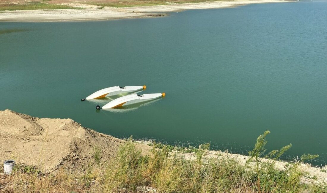 Burdur'un Bucak ilçesinde kaza kırıma uğrayan uçak göl kıyısına çekildi.