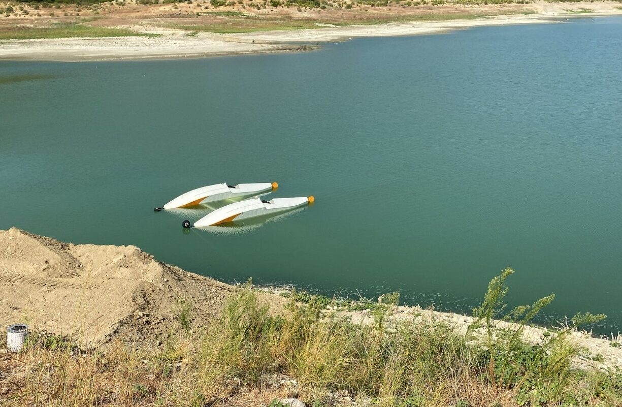 Burdur'un Bucak ilçesinde kaza kırıma uğrayan uçak göl kıyısına çekildi.