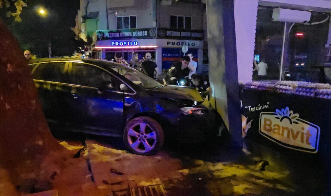 Bursa’nın İnegöl ilçesinde, iş yerinin duvarına çarpan otomobildeki 2 kişi
