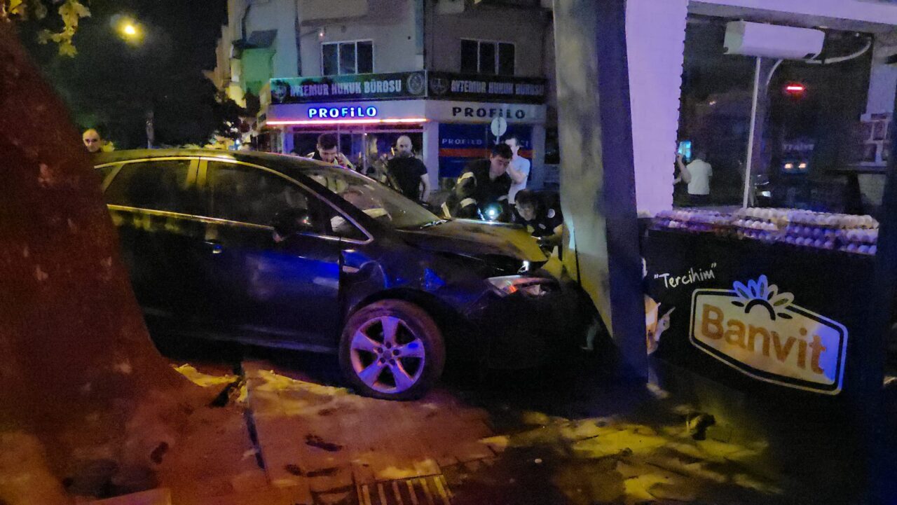 Bursa’nın İnegöl ilçesinde, iş yerinin duvarına çarpan otomobildeki 2 kişi