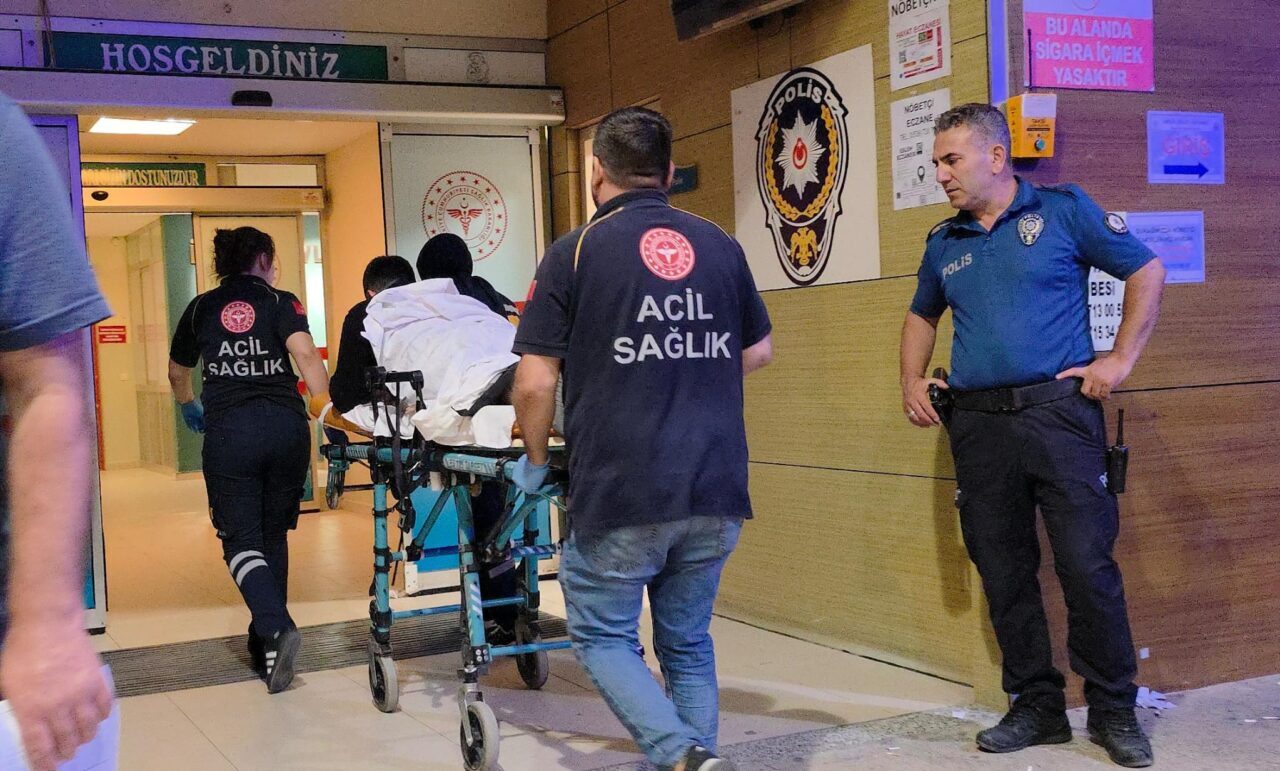 Bursa'nın İnegöl ilçesinde çıkan kavgayı ayırmaya çalışan güvenlik görevlisi bıçakla