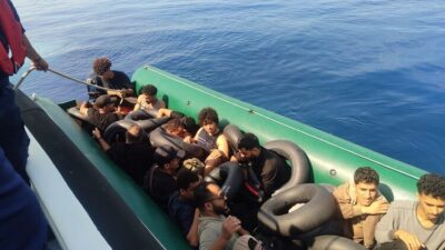 Çanakkale'nin Ayvacık ve Eceabat ilçelerinde düzenlenen operasyonlarda, 74 düzensiz göçmen