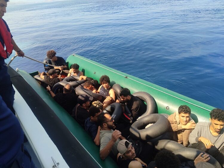 Çanakkale'nin Ayvacık ve Eceabat ilçelerinde düzenlenen operasyonlarda, 74 düzensiz göçmen