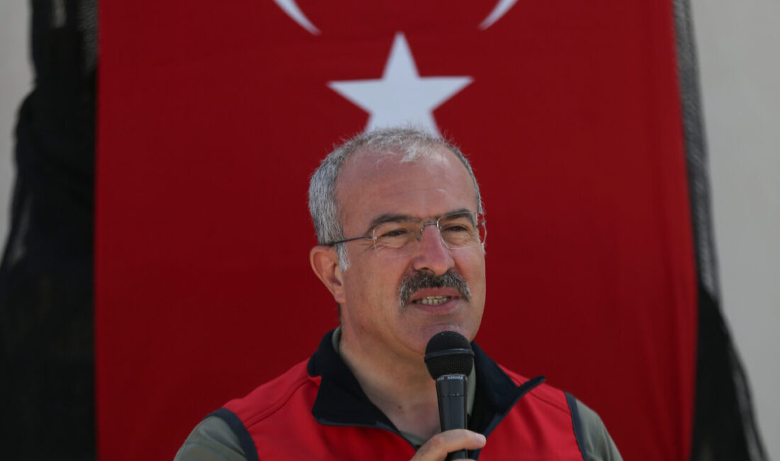 Çanakkale'nin Biga ilçesine bağlı Kemer köyündeki barınakta hazırlıklarını tamamlayan balıkçılar,