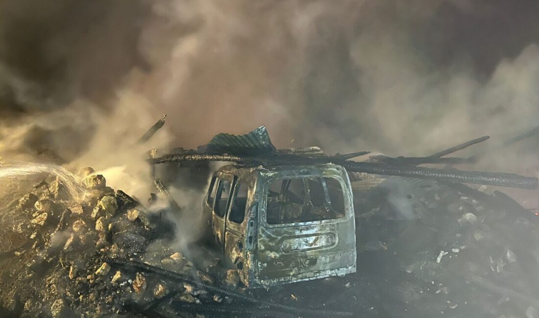 Çankırı'nın Çerkeş ilçesinde çıkan yangında ahır, samanlık ve ahırda park