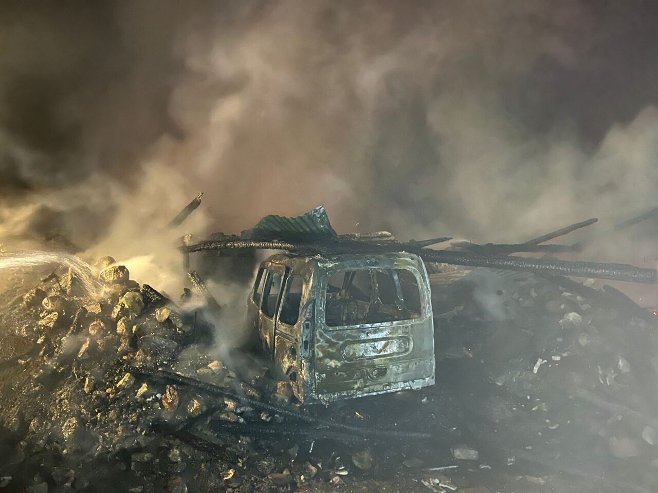 Çankırı'nın Çerkeş ilçesinde çıkan yangında ahır, samanlık ve ahırda park