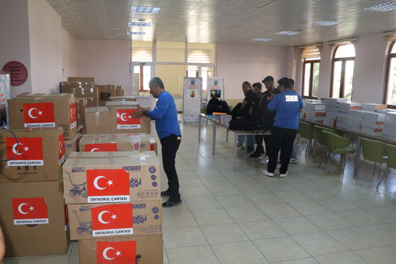  Çankırı'da 5 sivil toplum kuruluşu tarafından Suriye'deki öğrencilere kırtasiye malzemesi