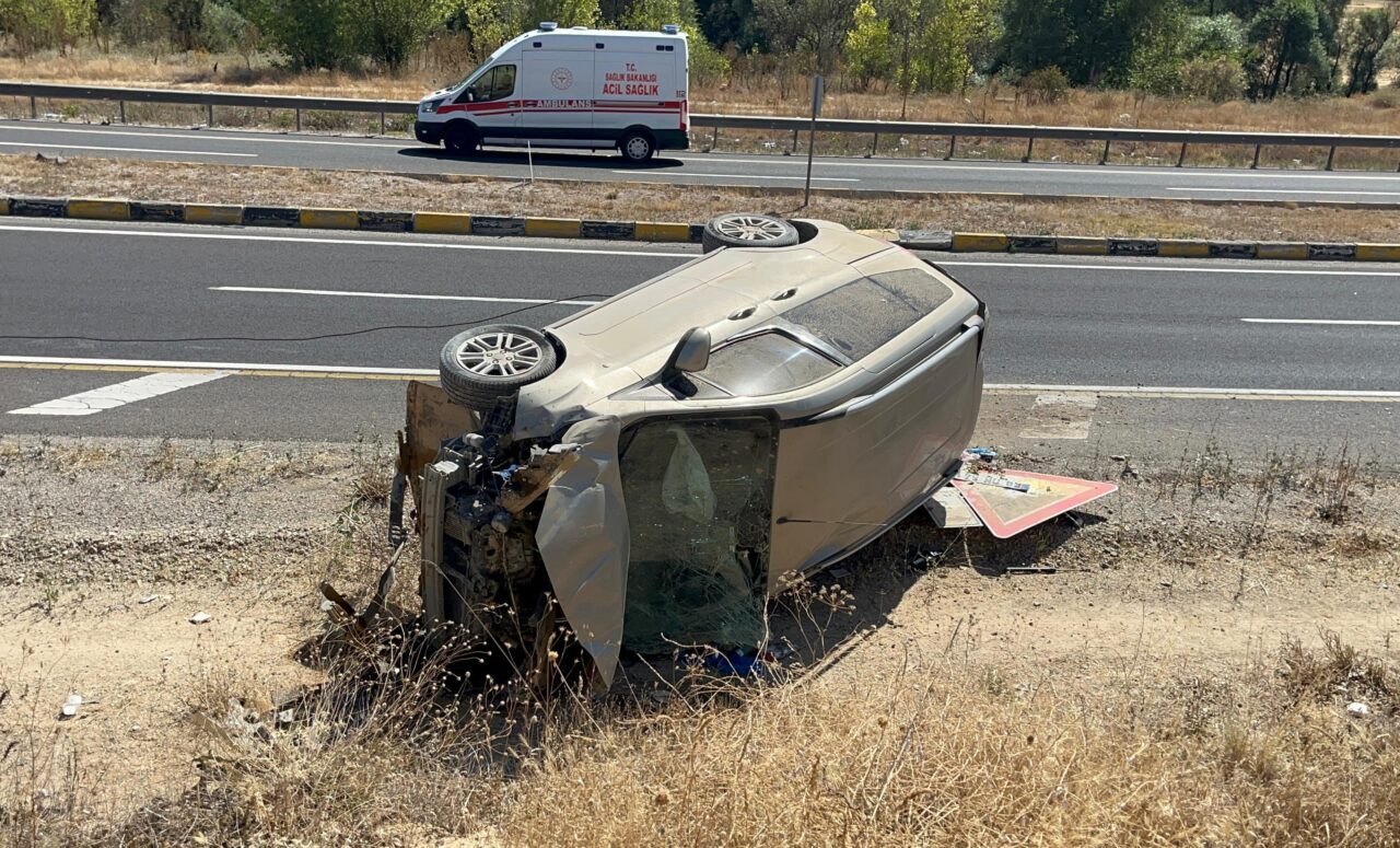  Çankırı'nın Çerkeş ilçesinde şarampole devrilen hafif ticari araçtaki 2'si çocuk