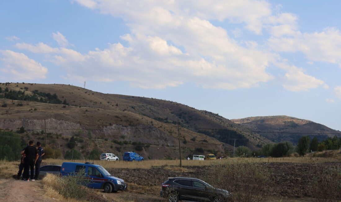 Çankırı'nın Orta ilçesindeki termal su kaynağı yakınında yaşlı bir çiftin