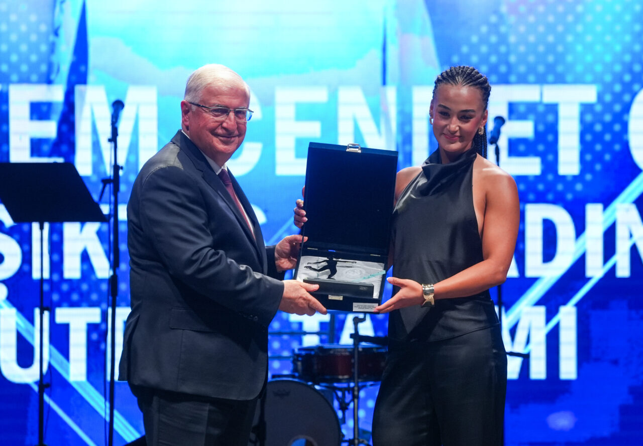 Aile ve Sosyal Hizmetler Bakanı Mahinur Özdemir Göktaş, "Kadın futbolcularımızın