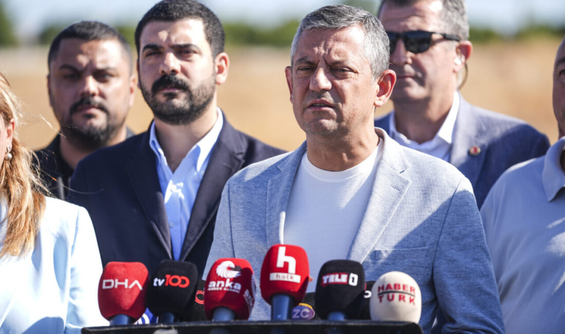 CHP Genel Başkanı Özgür Özel, yolsuzluk soruşturması kapsamında tutuklanarak İstanbul